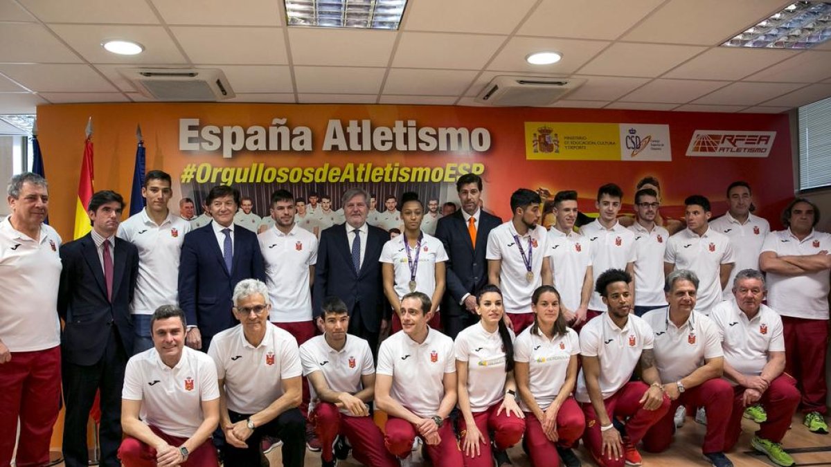 Aleix Porras, el quinto de pie por la derecha, junto al resto de atletas ayer en la recepción.