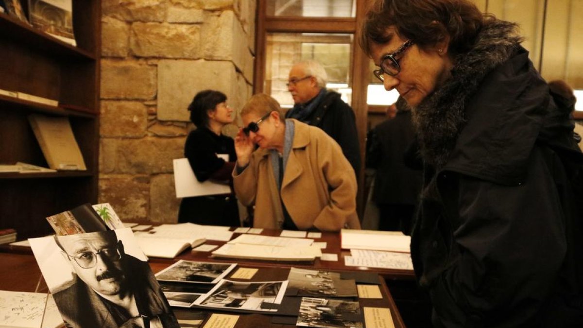 Fotos y manuscritos de Vázquez Montalbán, a la vista del público.