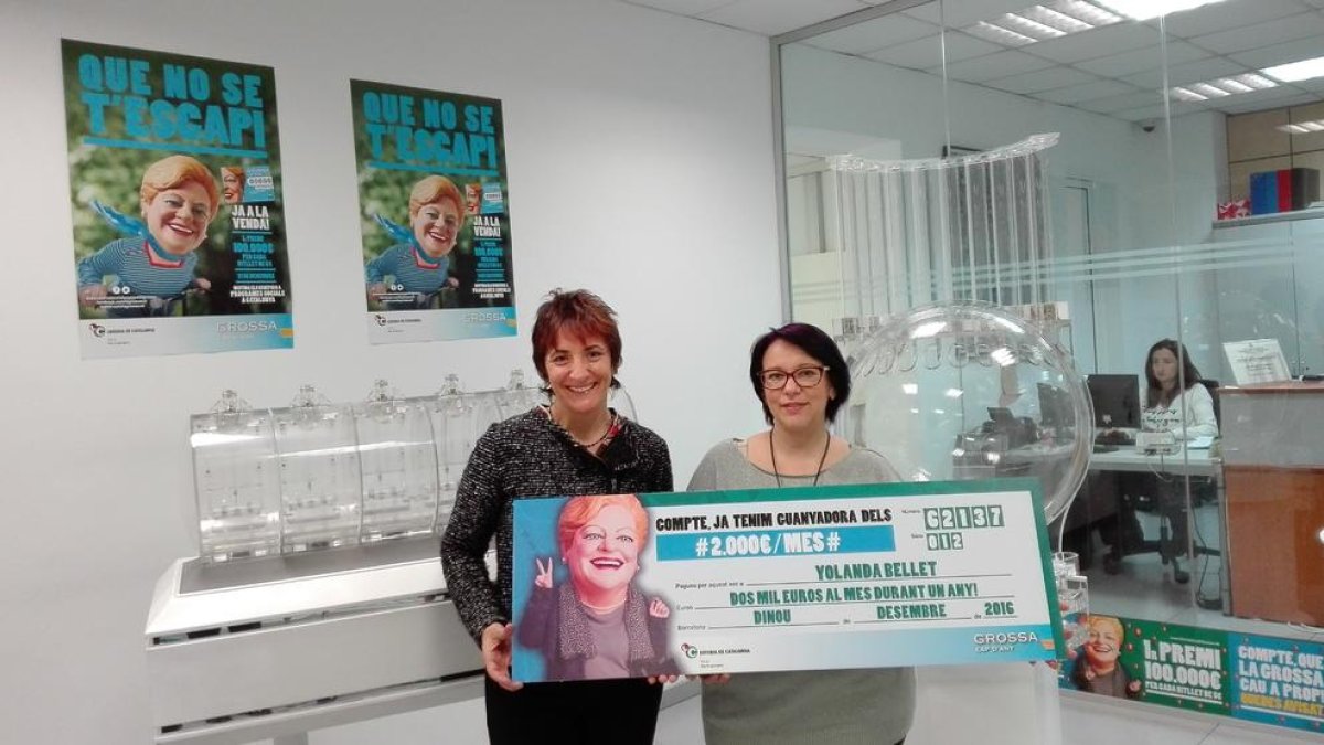 Yolanda Bellet (dreta) va rebre ahir el premi a Barcelona.