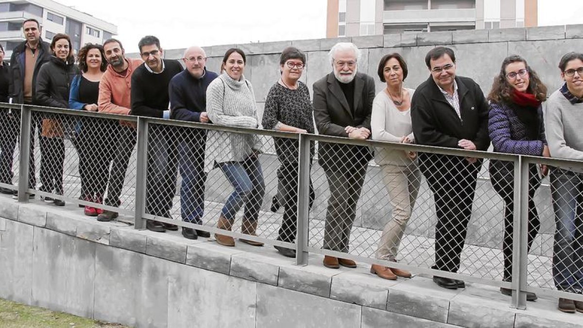 Profesores de Educación, este viernes junto al pedagogo Francesco Tonucci en el exterior de la facultad.