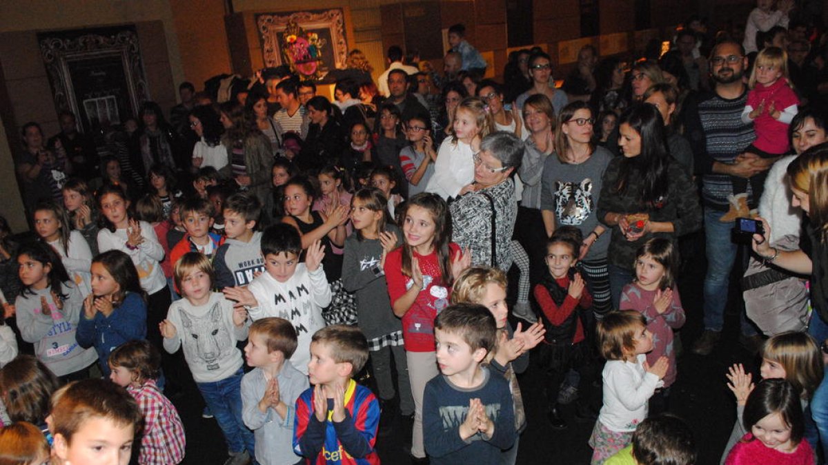 Les actuacions de pallassos i pirates van atreure un bon nombre de famílies.