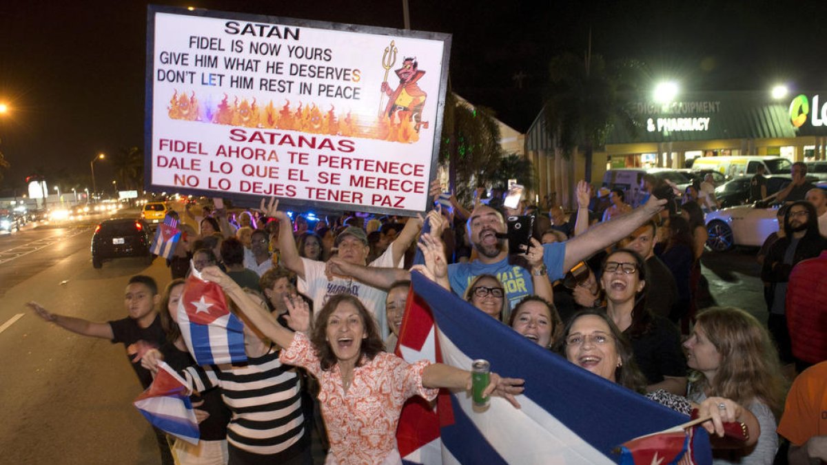 Centenars de cubans van celebrar ahir pels carrers de Miami la notícia de la mort de Fidel Castro.