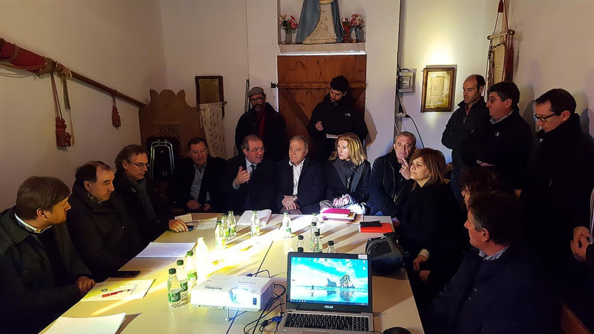 Los alcales, representantes del Govern y presidentes de las diputaciones en la reunión de ayer.