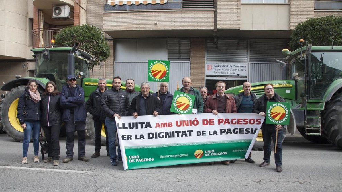 En Tàrrega, los manifestantes se concentraron delante de la oficina comarcal de Agricultura.