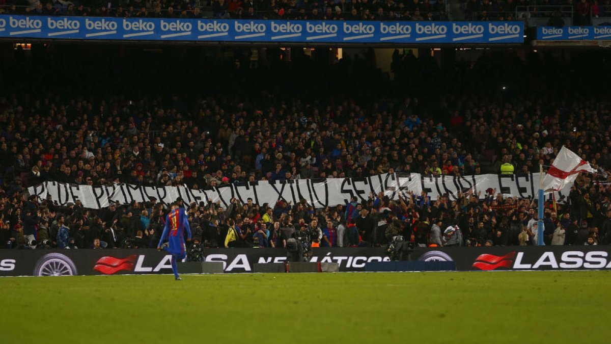 Aquesta és la pancarta que es va exhibir en una zona de la grada del Camp Nou durant el derbi de diumenge.