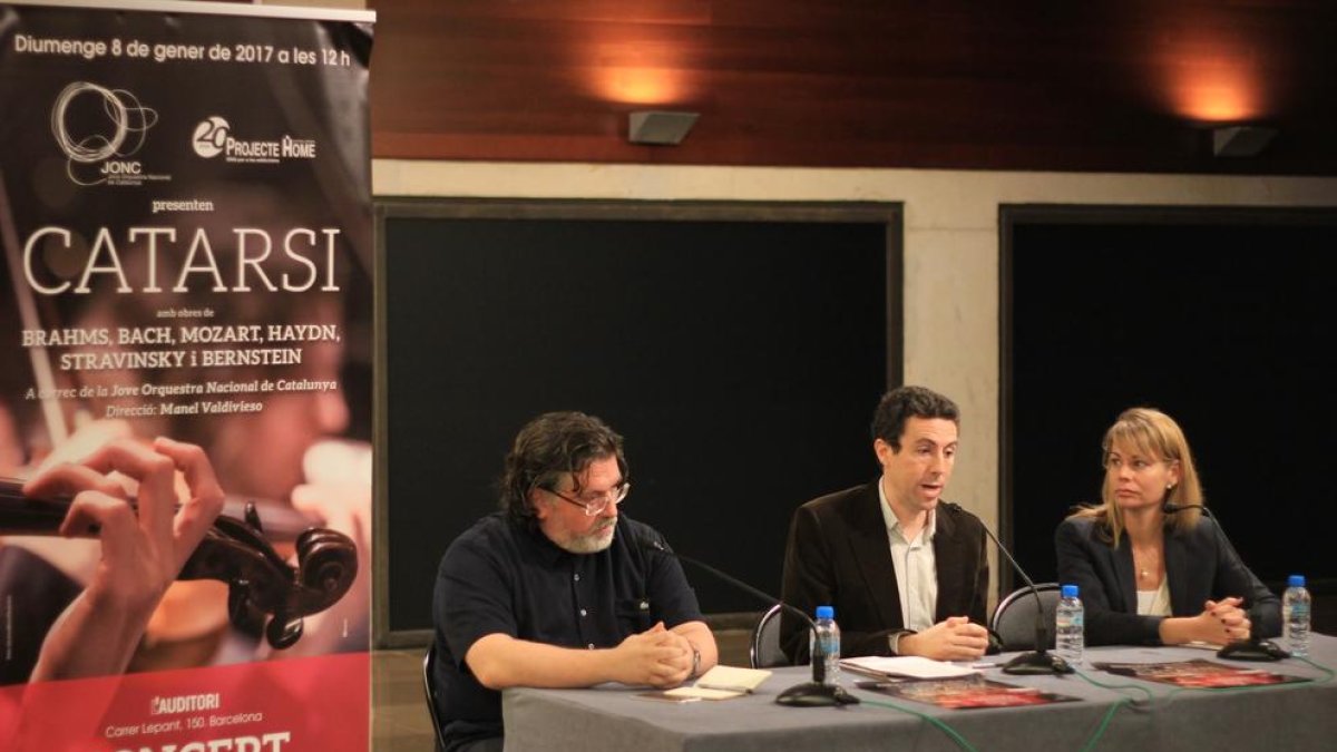 El director de Projecte Home Catalunya, Oriol Esculies, al centre, ahir a Barcelona.