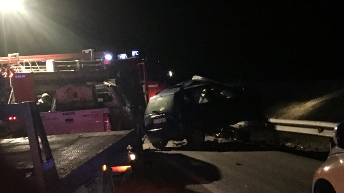 Vista del vehicle de la víctima que va impactar contra la tanca de la carretera, a la C-28 entre Arties i Garòs, a la Val d’Aran.