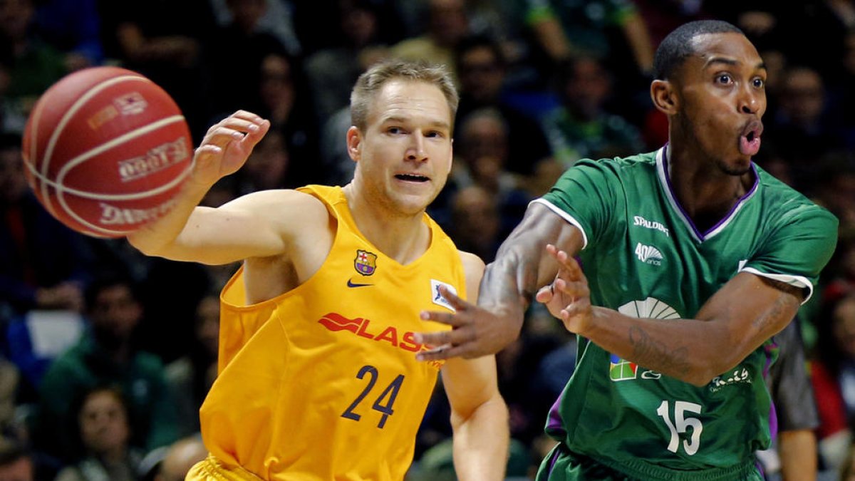 Jamar Smith pasa el balón sin mirar ante la atenta mirada del escolta Brad Oleson.