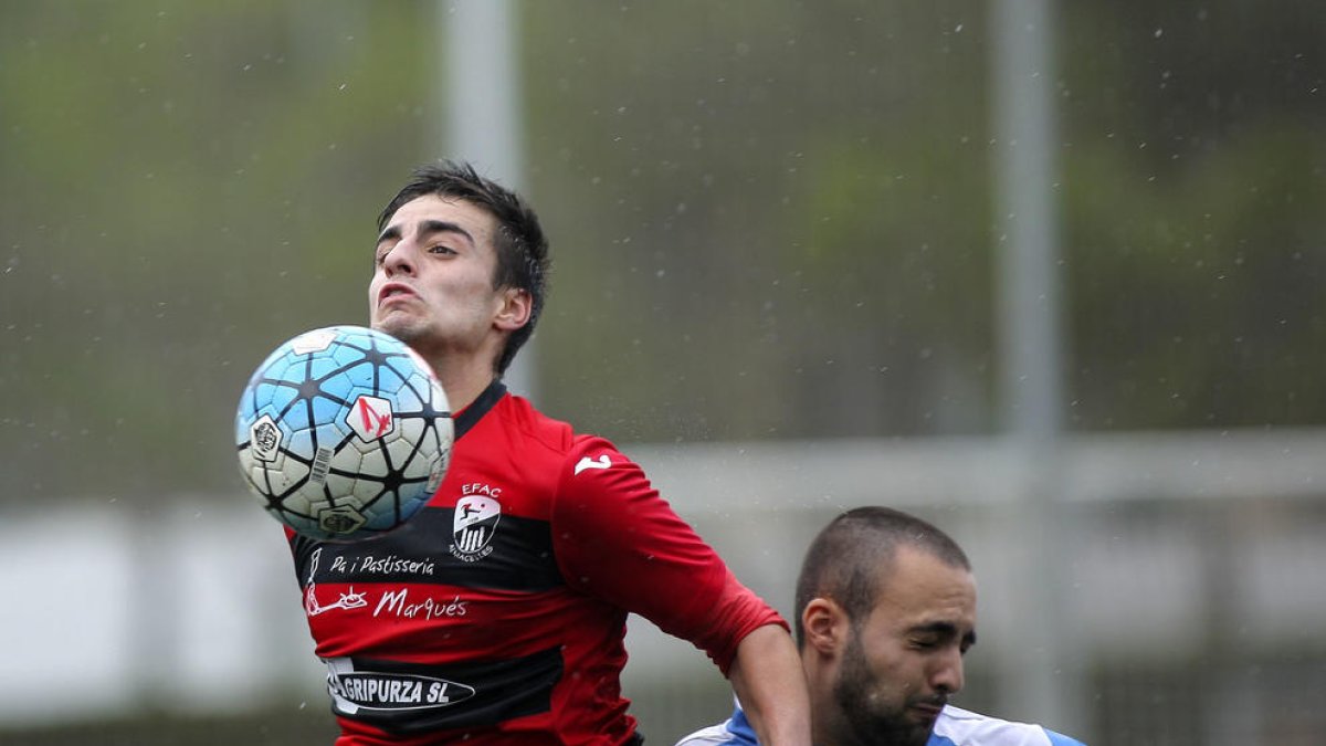 Un jugador de l’EFAC supera un contrari i controla la pilota amb el pit en una de les jugades del partit d’ahir.