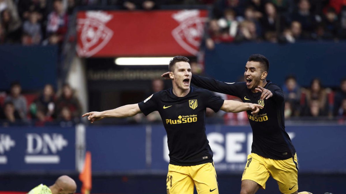 Kevin Gameiro celebra amb el seu company Ángel Correa el segon gol de l’Atlètic a Pamplona.