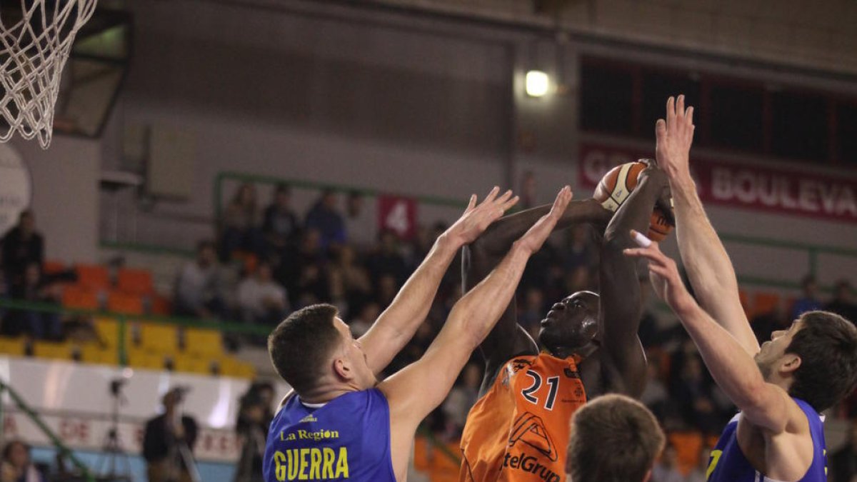 Mbaye intenta lanzar rodeado de rivales.