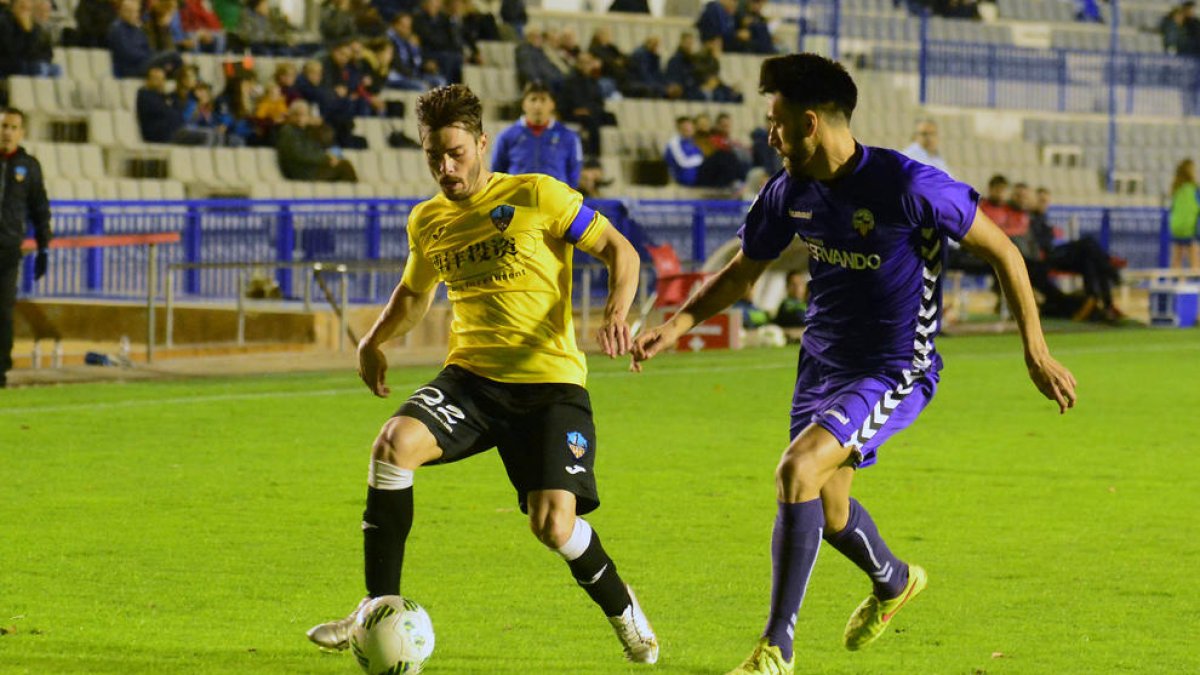 Cristian Fernández controla una pilota davant de la pressió d’un jugador del Sabadell, en una acció del partit que es va disputar ahir.