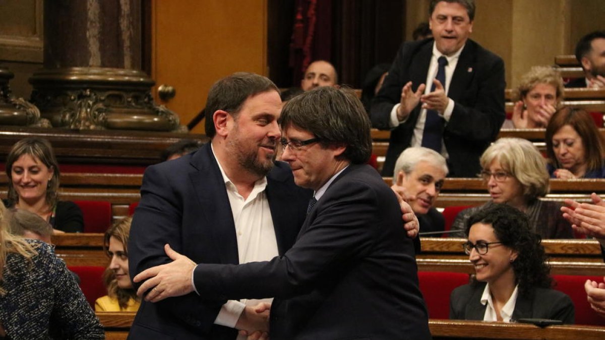 Junqueras y Puigdemont se dan la mano tras la admisión a trámite de los presupuestos.