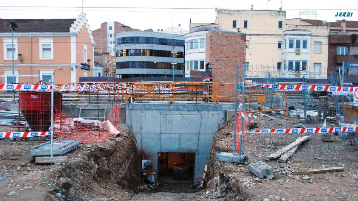 Les obres de construcció del nou pas soterrat.