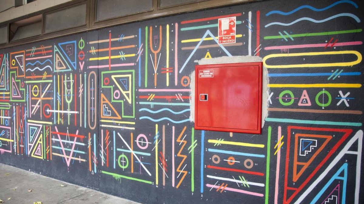 La boca d’incendi, al centre del mural, a l’Espai MerCAT.