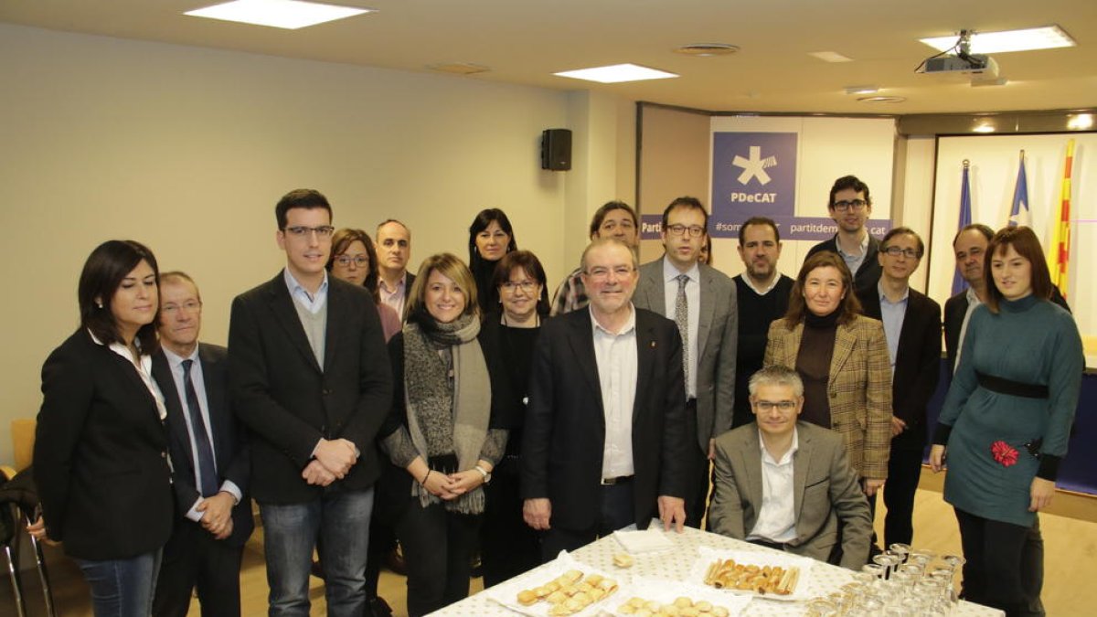 Representantes del partido en Lleida, durante la ‘torronada’ ayer.