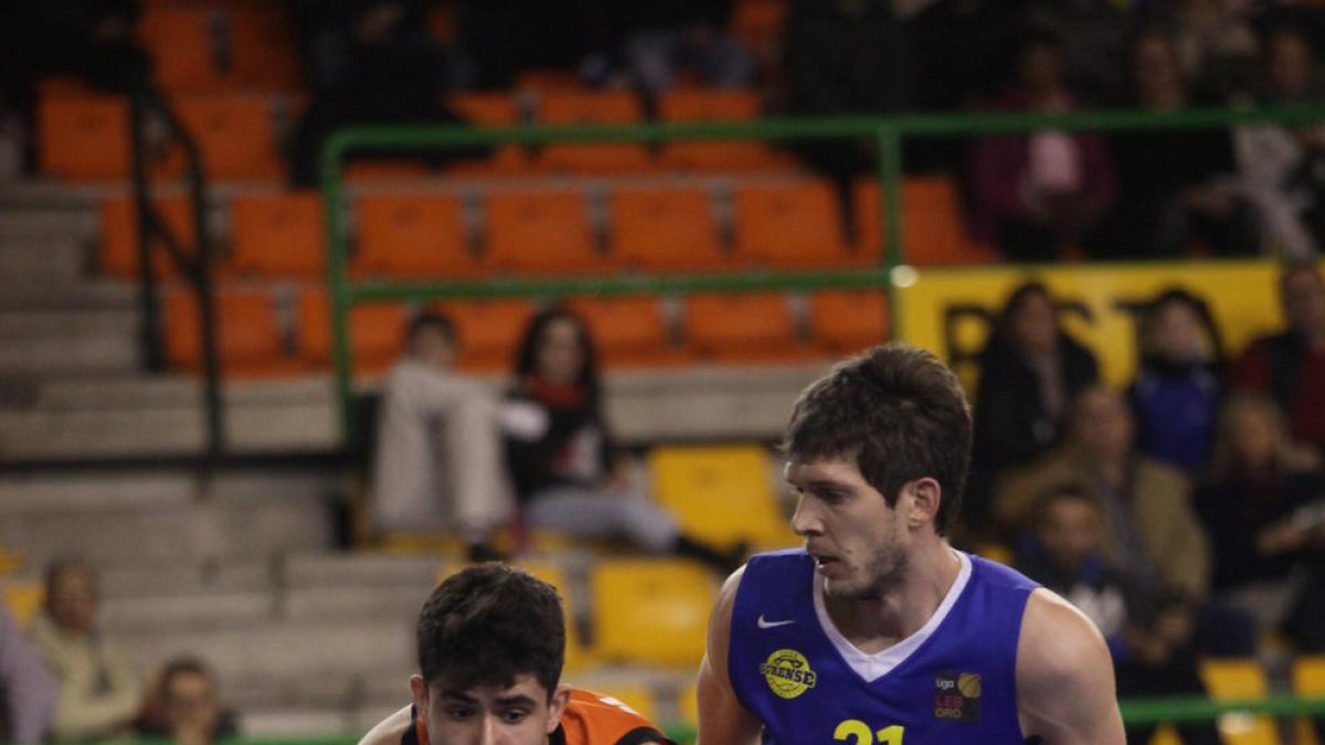 Marc Martí, que salió de titular, recibe la defensa de Dmitry Flis.