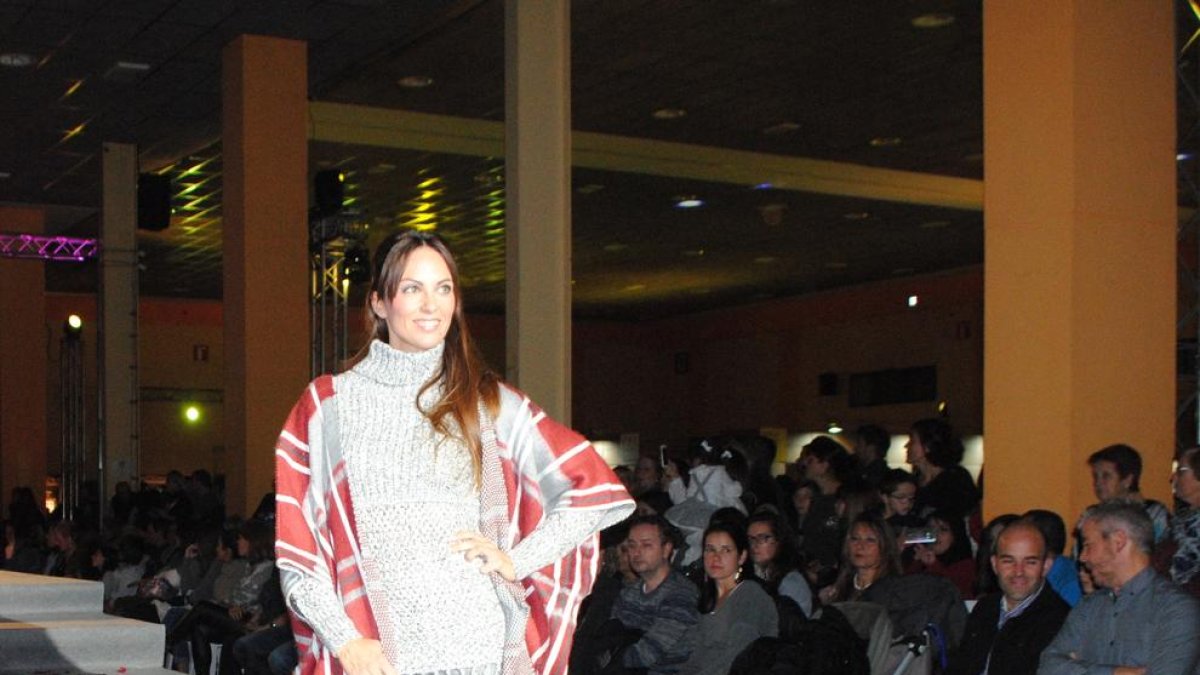 Una de las modelos que desfilaron en la pasarela de moda.