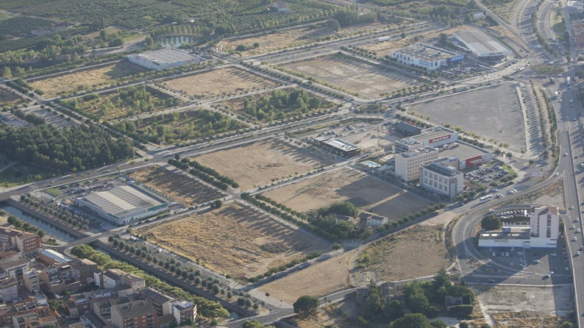 Vista del sector SUR 5, con el solar donde quiere abrir Leroy Merlin en el centro, tras los hoteles Ibis.