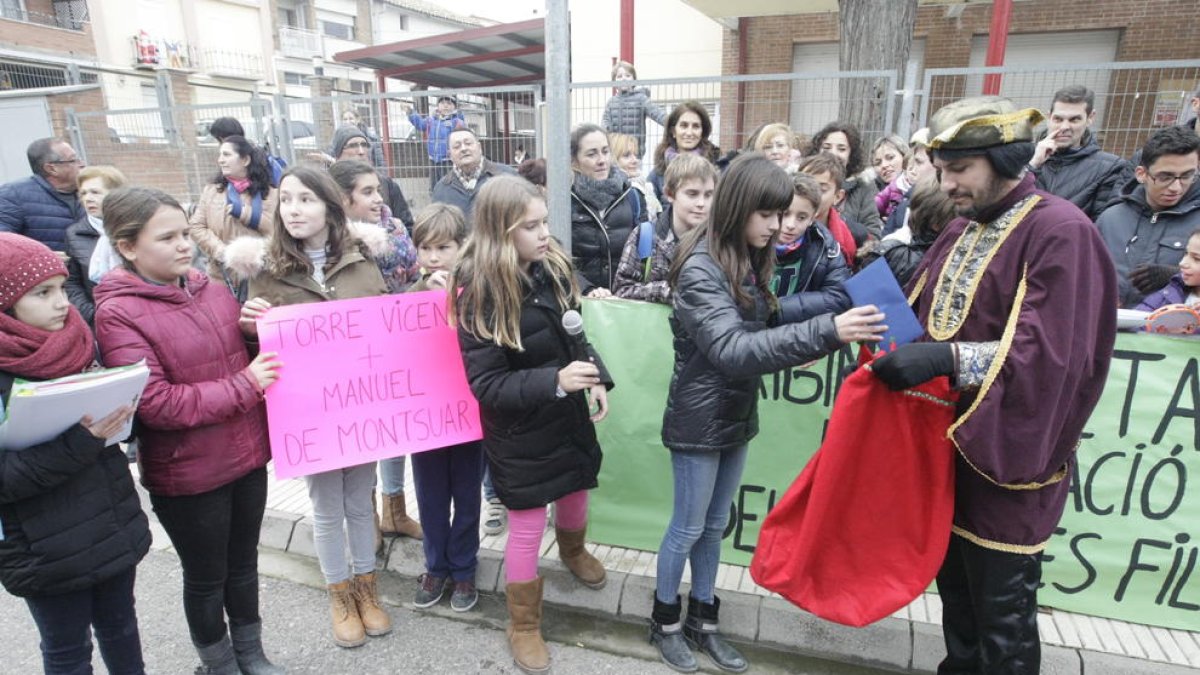 Los escolares entregan su reclamación al paje real de los Reyes Magos de Enseñanza.
