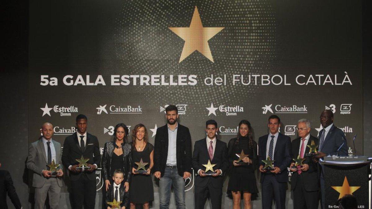 Foto de familia de los premiados ayer en la Gala de las Estrellas de la Federación Catalana de Fútbol.