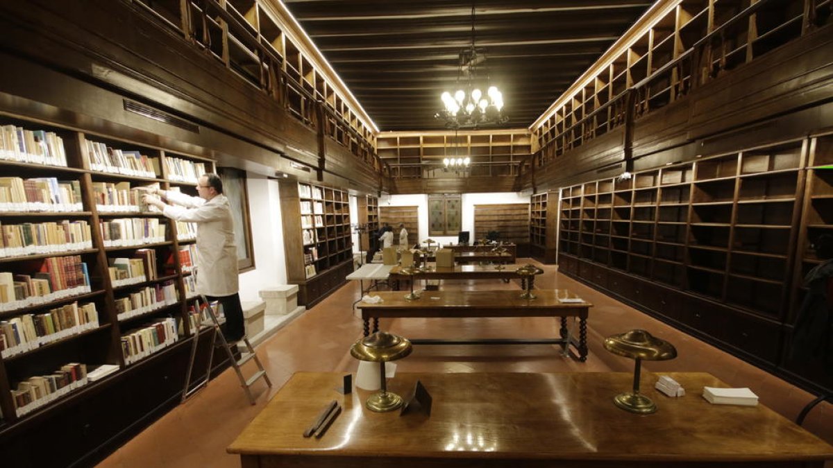 Los primeros libros llegaron ayer a las estanterías de la biblioteca del Institut d’Estudis Ilerdencs, que reabrirá en enero.