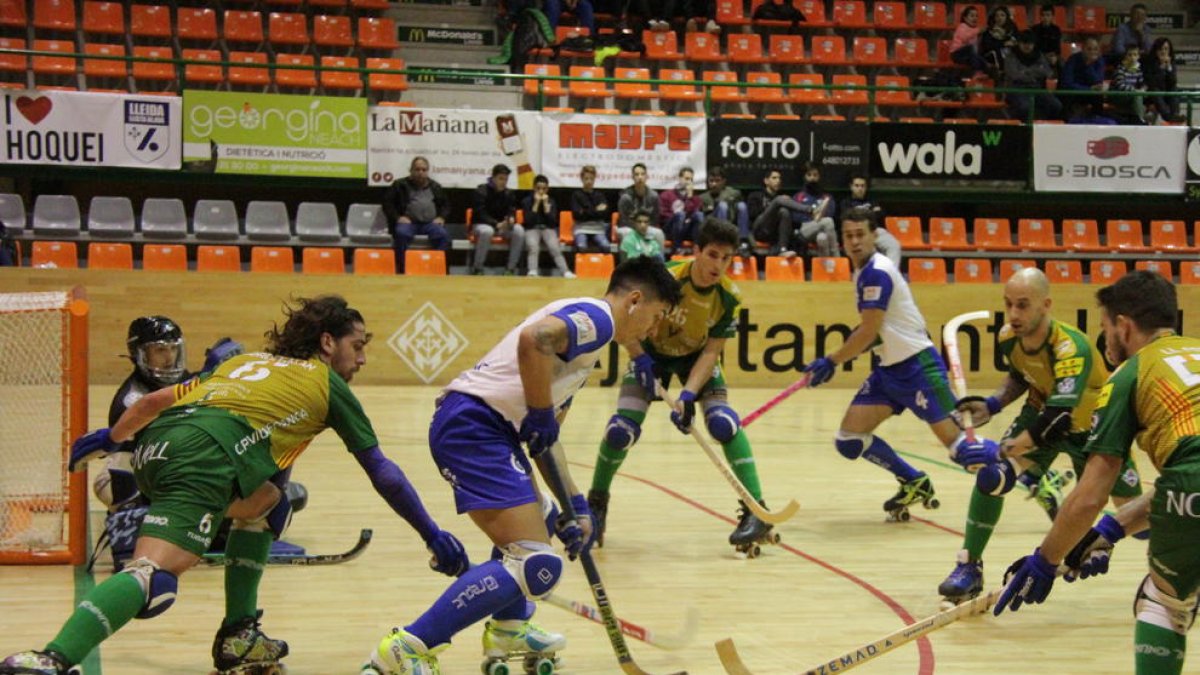Darío Giménez, envoltat de rivals, va ser un malson per a la defensa del Vilafranca, que va rebre tres gols de l’argentí.