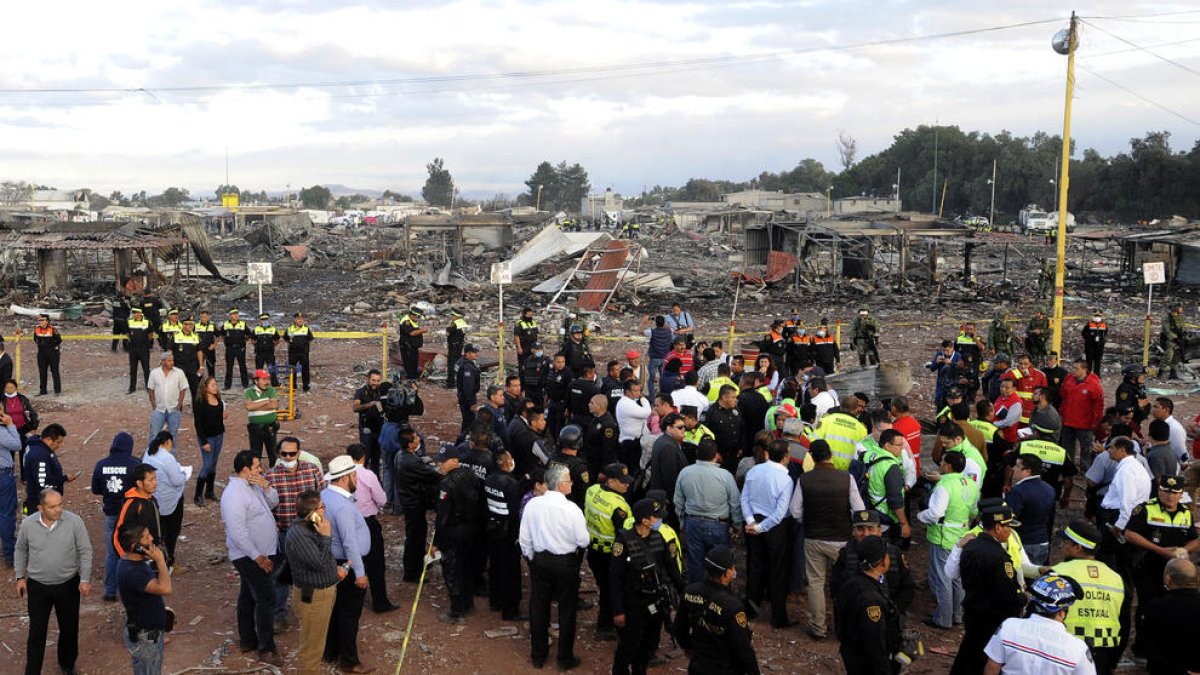Membres de rescat al lloc on es va produir l’explosió, al mercat pirotècnic de Tultepec.