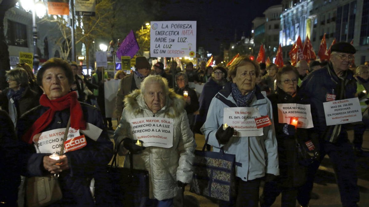 Diverses ciutats van sortir ahir al carrer en contra dels talls de llum.