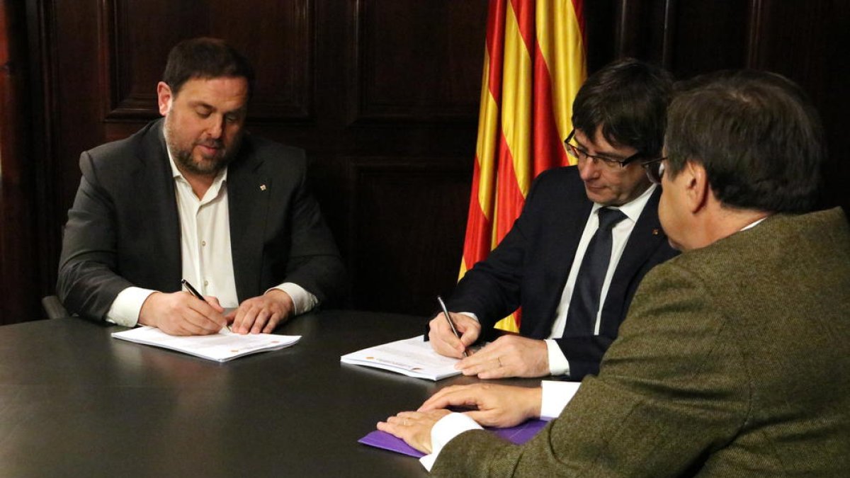 Junqueras i Puigdemont firmen la notificació de l’Alt Tribunal.