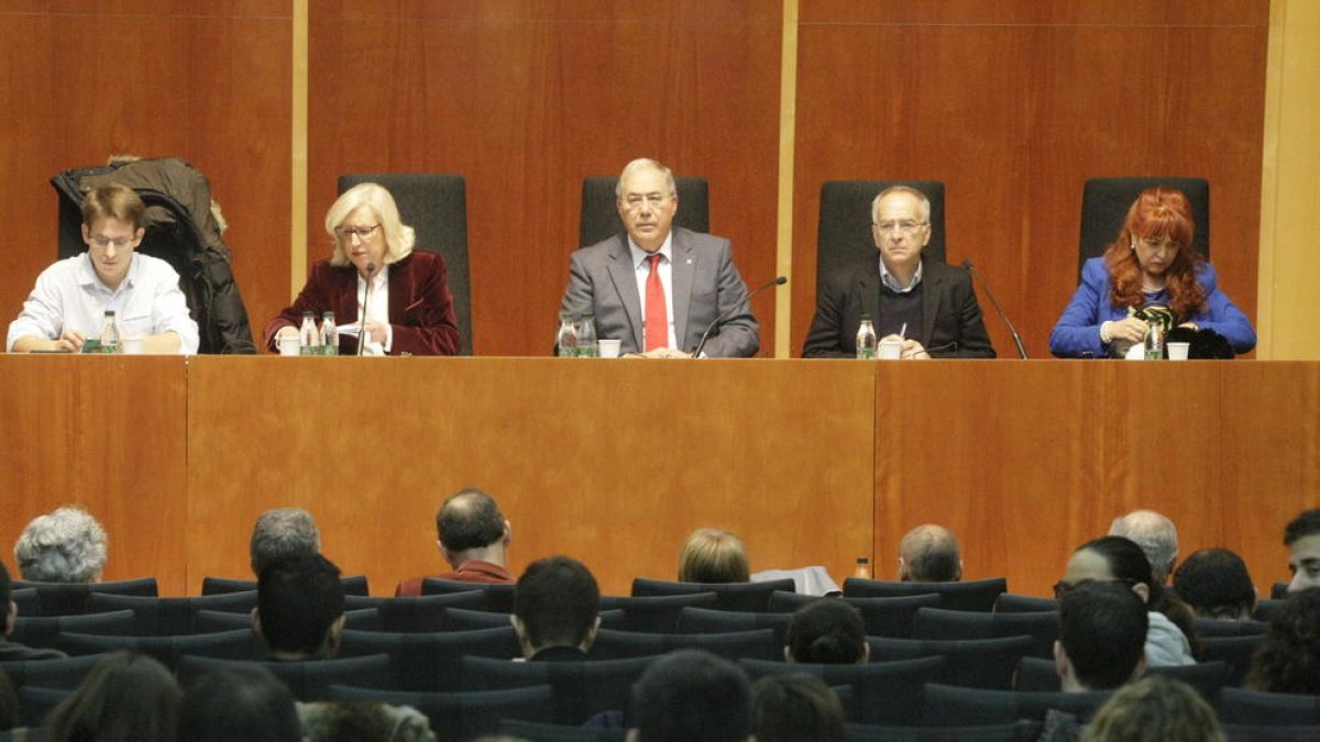 El rector, al centre, en la reunió del claustre d’ahir.