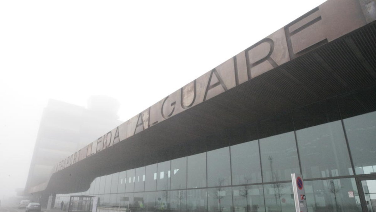 La densa boira d’ahir al matí va impedir l’aterratge dels primers vols de la temporada.