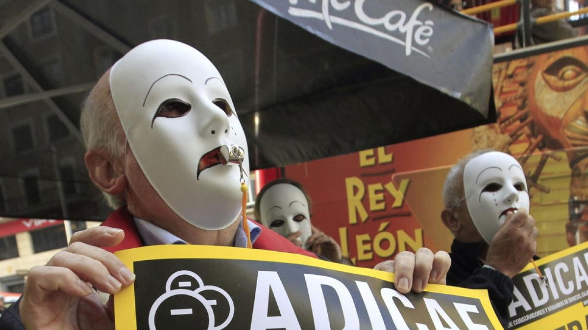 Afectats per la clàusula terra, durant una concentració.