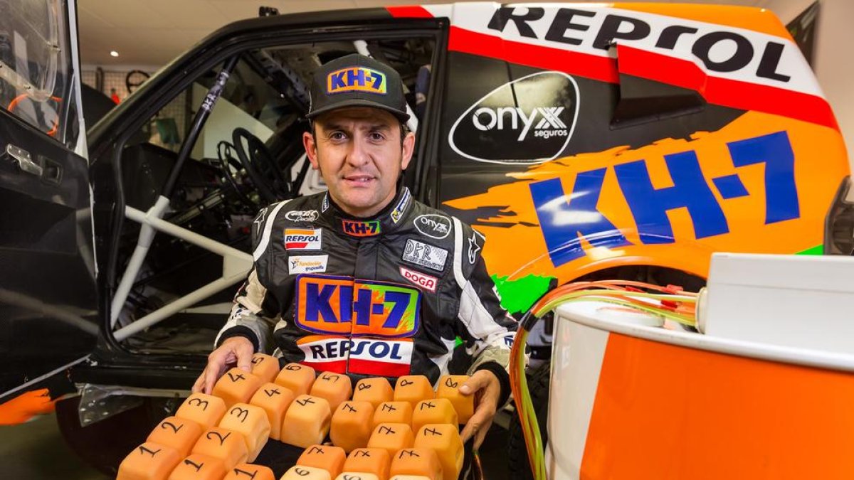 Isidre Esteve muestra el interior del ‘cojín inteligente’ que le permitirá volver a correr la prueba.