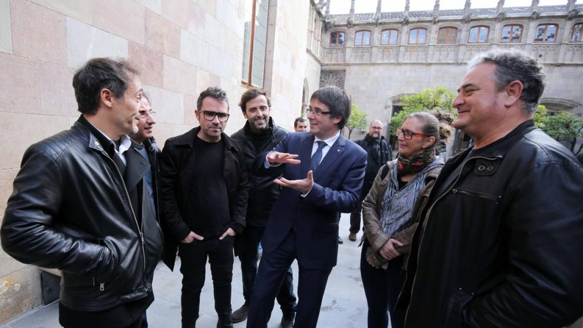 El President Puigdemont, ayer en la Generalitat con Love of Lesbian.