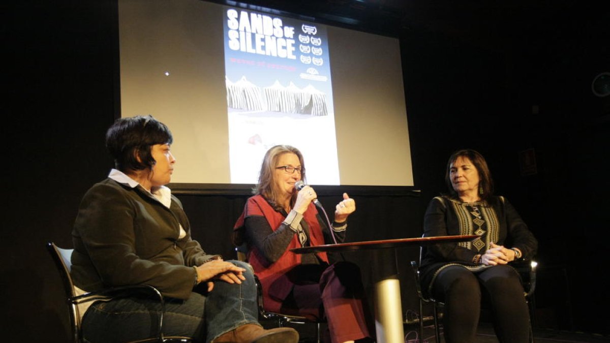 La directora, al centre, va protagonitzar un col·loqui a l’acabar.