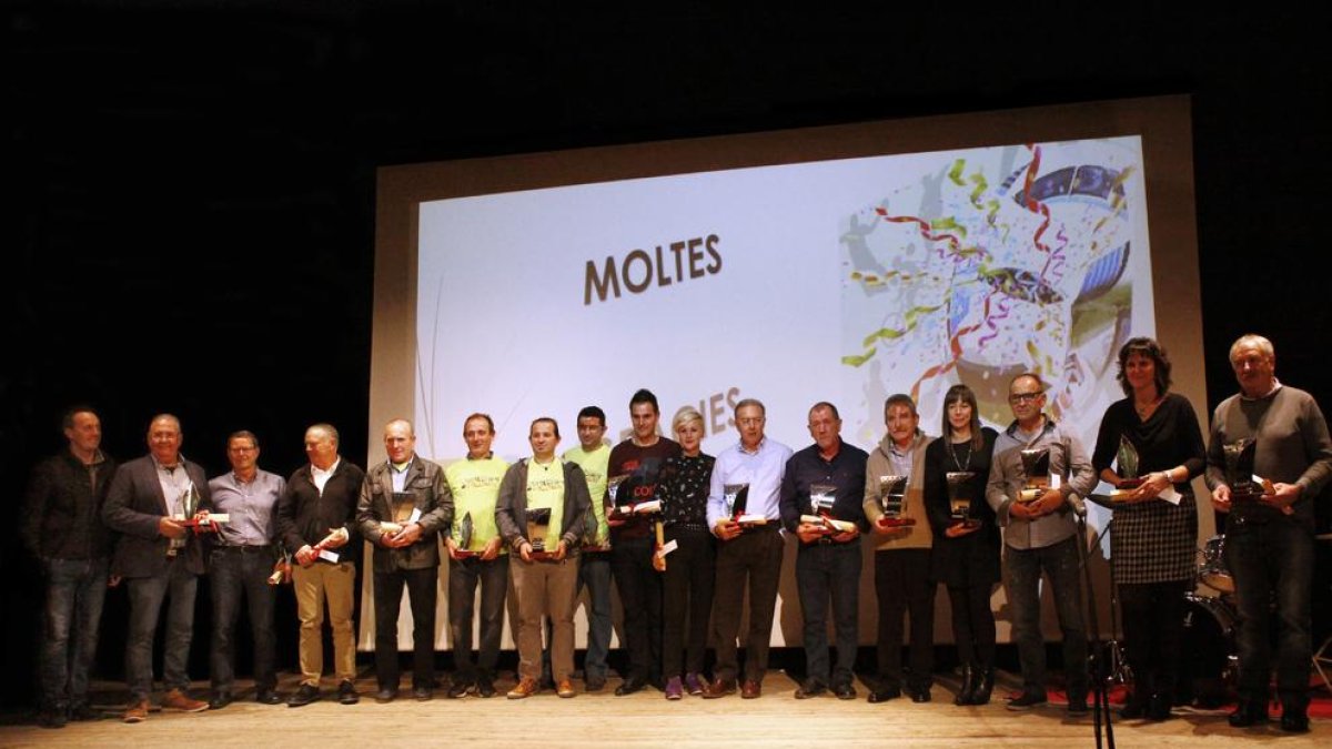 Foto de los premiados en la Festa de l’Esport Local d’Alcarràs.