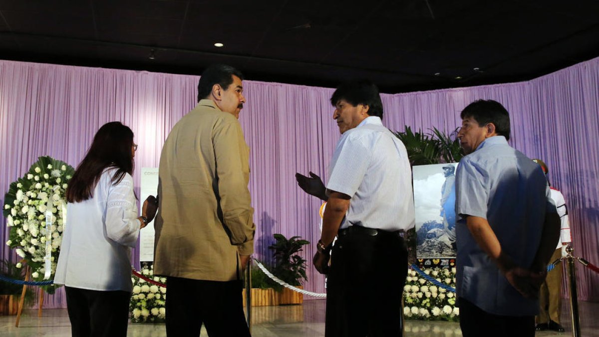 Maduro i Morales reten homenatge a Fidel Castro a la plaça de la Revolució.