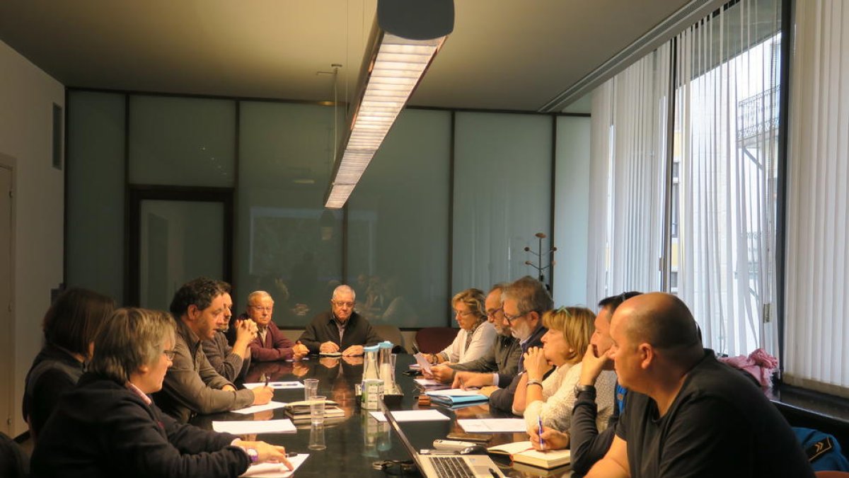 Un moment de la reunió feta ahir entre representants de la Paeria i dels veïns.