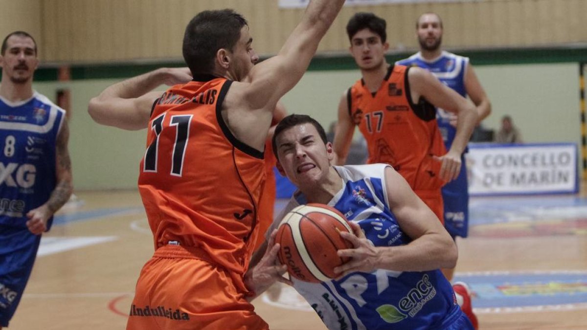 Marc Rubín de Celis defensa l’entrada d’un jugador local.