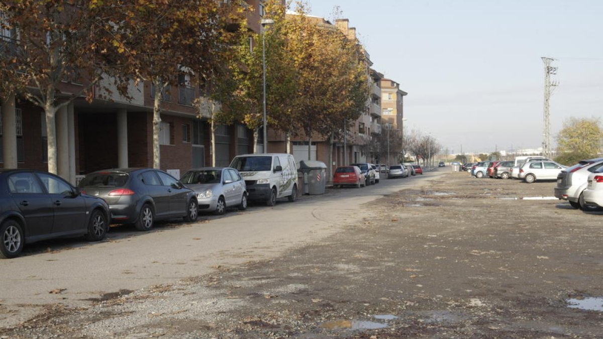 Estado del tramo de la avenida Amposta en La Bordeta, donde una parte esta sin asfaltar.