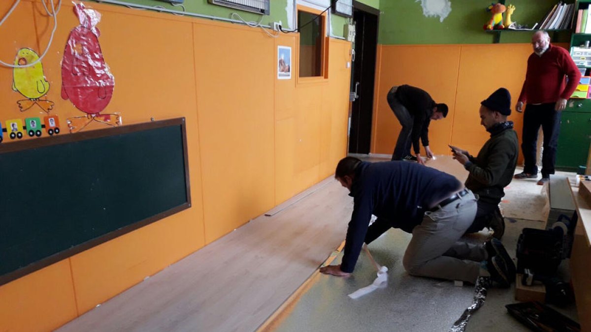 Els veïns, renovant el parquet.
