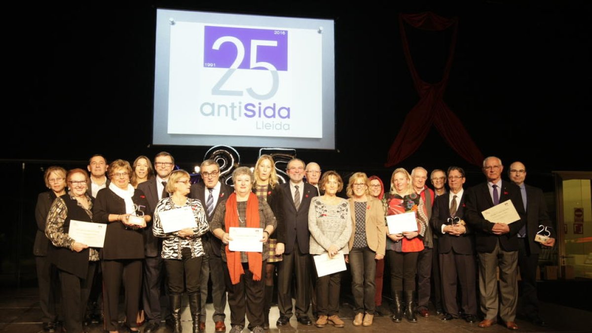 Imatge de grup dels premiats per l’associació Antisida Lleida ahir a la nit a la Llotja.