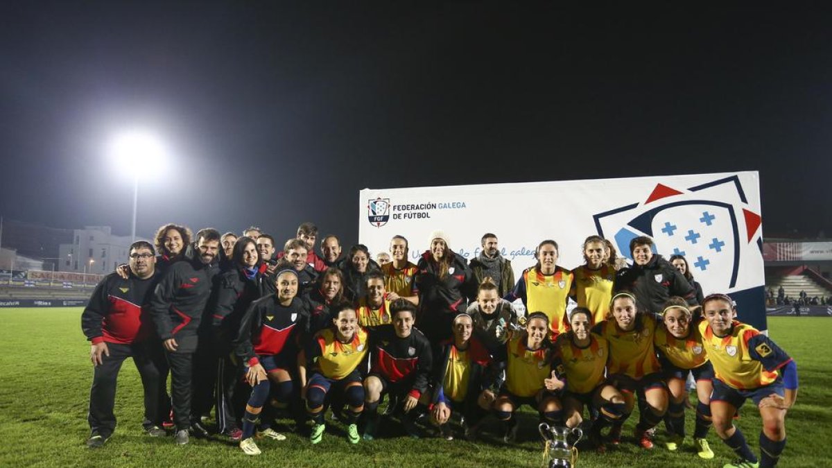 La selecció femenina catalana posa amb el trofeu conquerit a Galícia.