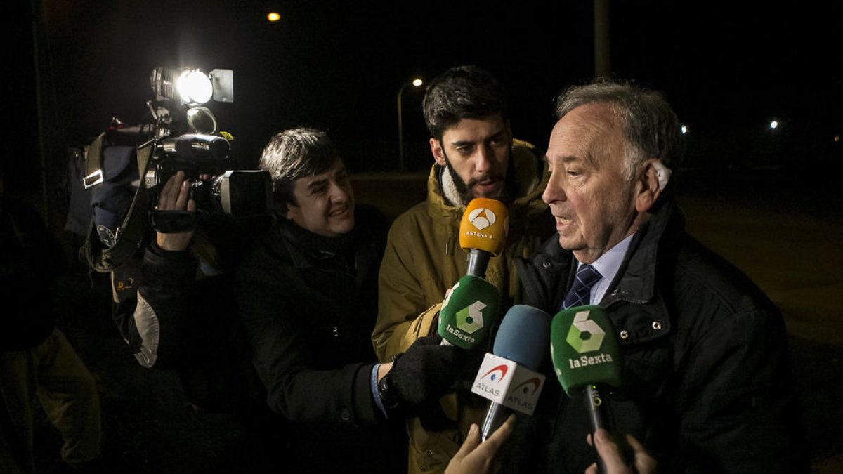 Miguel Bernad a su salida ayer de la cárcel tras pagar la fianza.