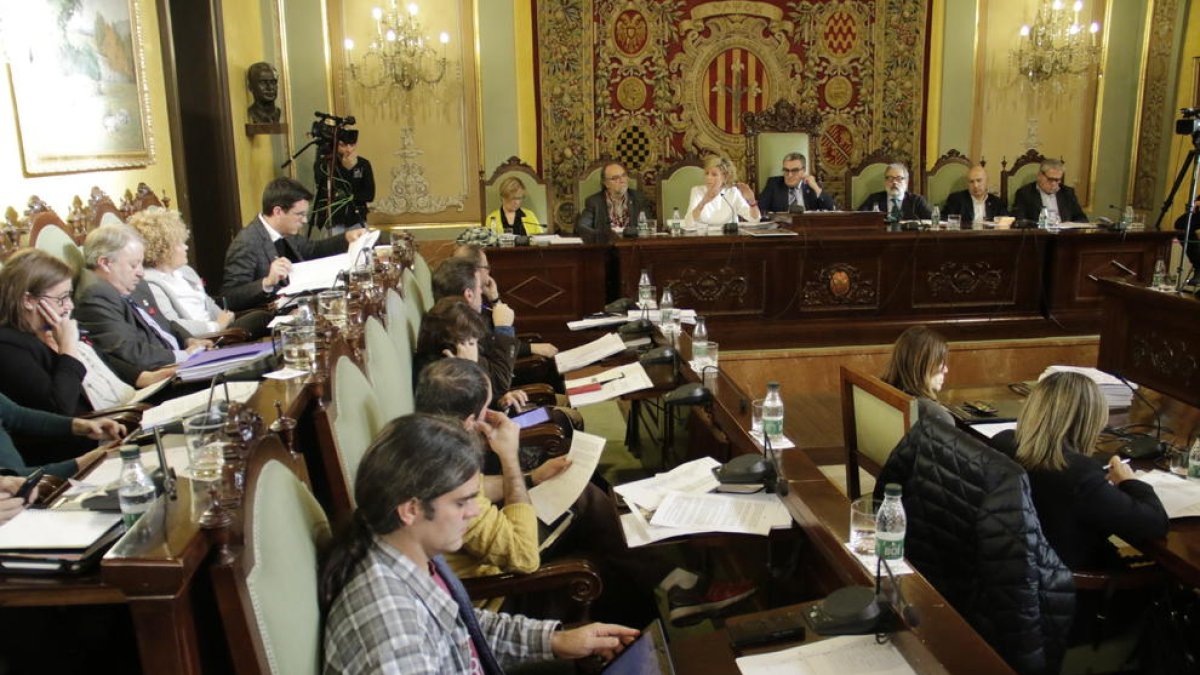 El ple dóna llum verda als comptes de l'EMU