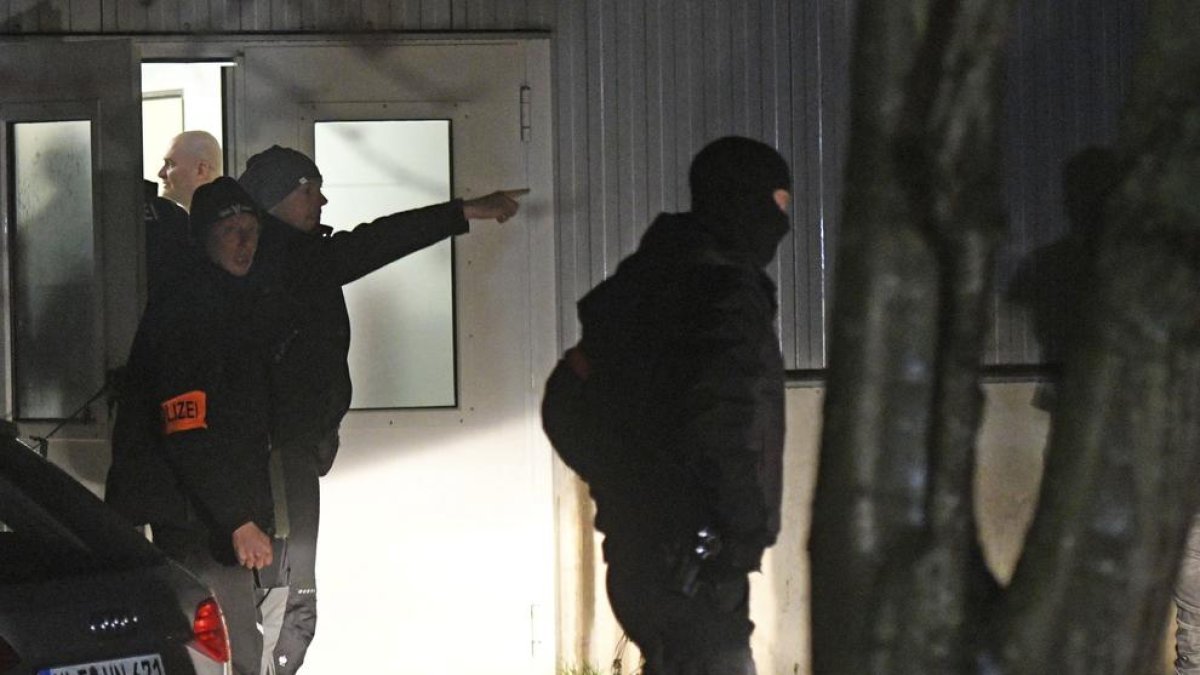 Policías alemanes registran un campamento de refugiados en Emmerich, Alemania, en busca del presunto terrorista.