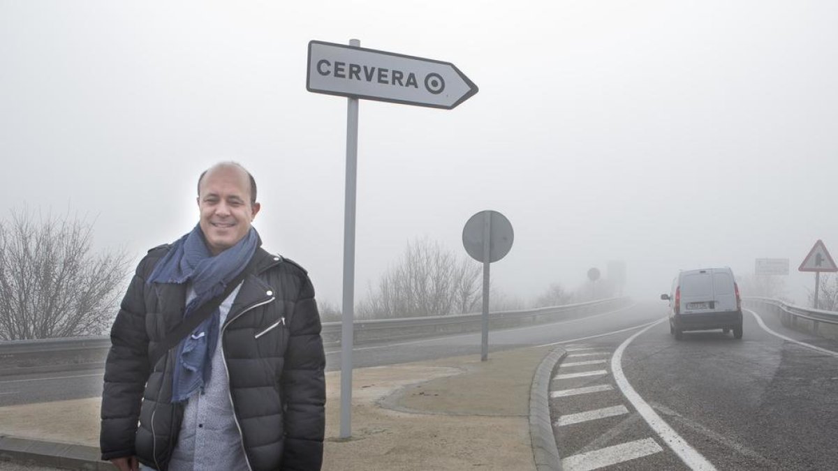 El alcalde, Ramon Royes, junto al acceso a la capital.