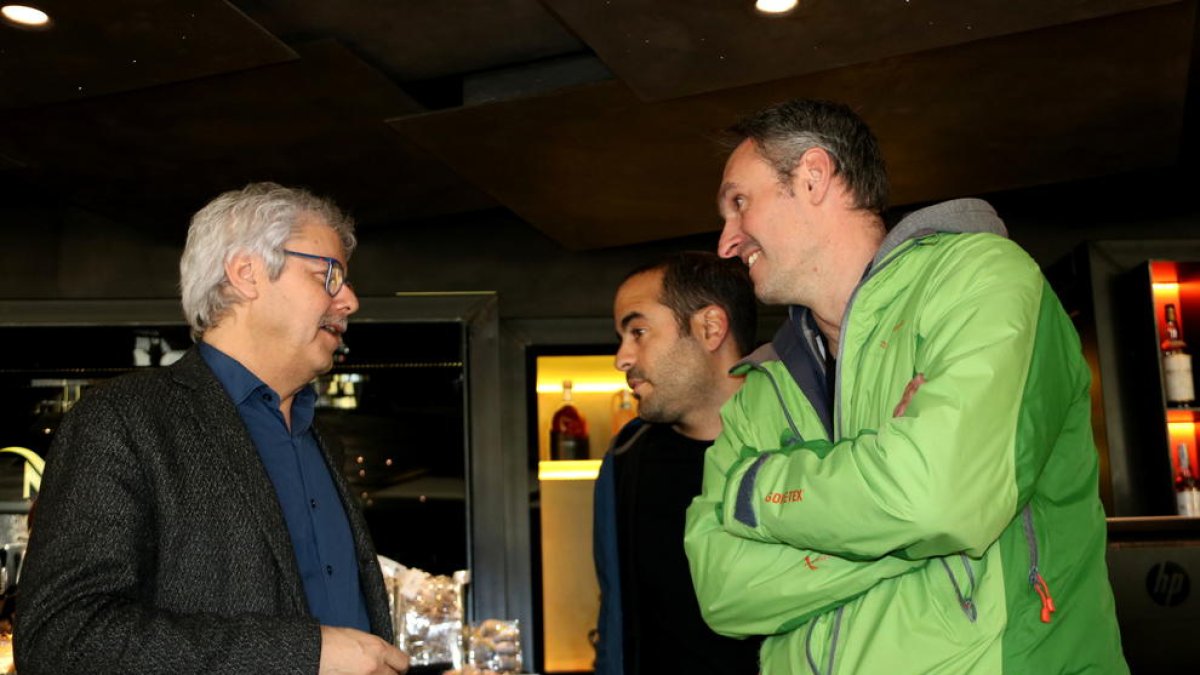 L’alcalde de Sort, Raimon Monterde, es va atansar a l’administració La Bruixa d’Or per felicitar el propietari, Xavier Gabriel.