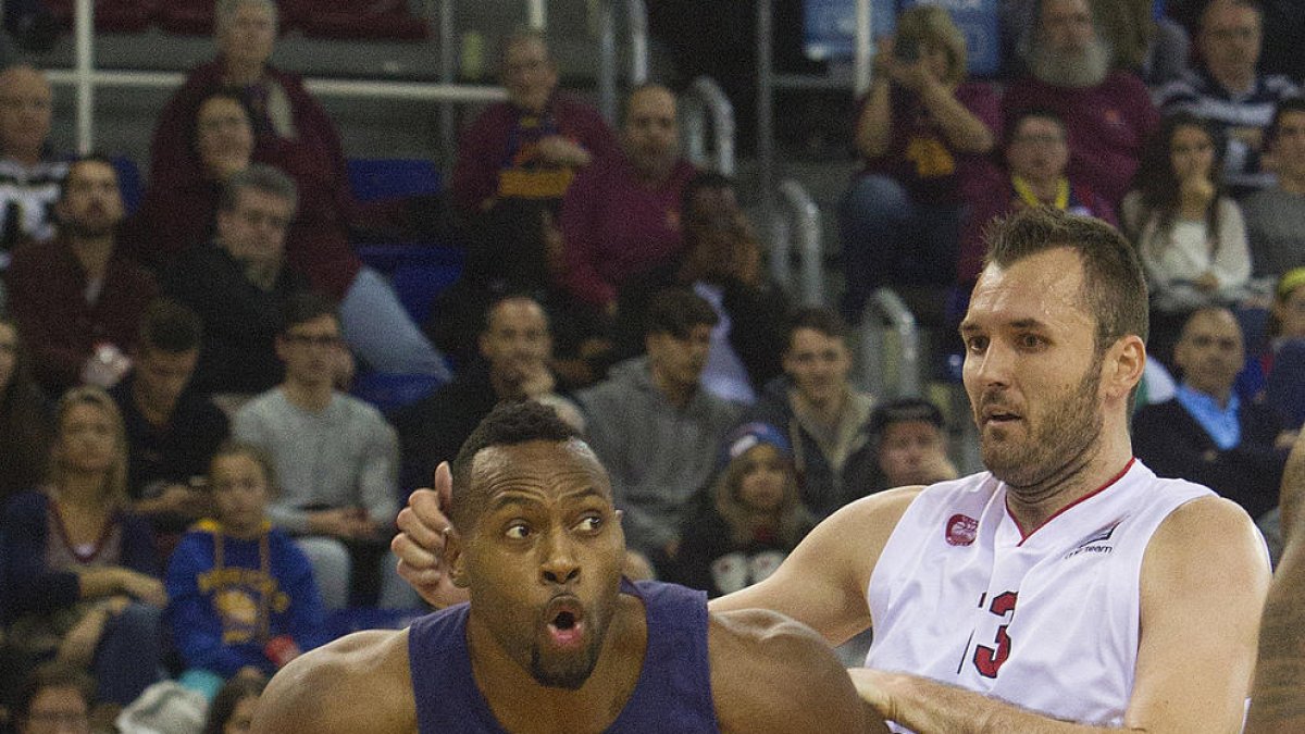 Joey Dorsey controla la pilota pressionat per Milan Macvan.